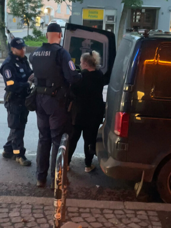 Henna Kalinainen pistettiin poliisiauton kyytiin heinäkuussa.