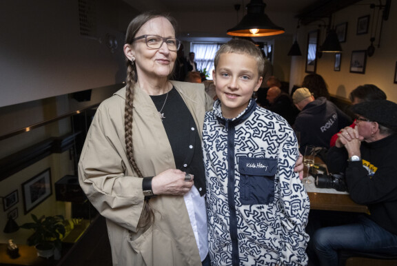 Hurriganesin tarinaa kertova Pyörremyrsky-valokuvakirja ilmestyi keskiviikkona. Aikku ja Oiva saapuivat yhdessä julkaisutapahtumaan.