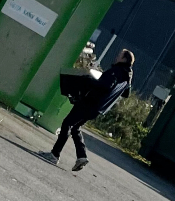 Mitä ihmettä Jari-Matti Latvala puuhasi jäteasemalla? Kuva!