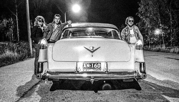 Albert Järvinen (vas.), Cisse Häkkinen ja Remu Aaltonen legendaarisen Roadrunner-levyn kuvauksissa. vuonna 1974.