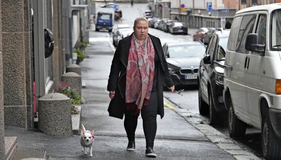 Arkistokuva: Henna ulkoilutti Vanilla-koiraansa vuonna 2019 Helsingissä.