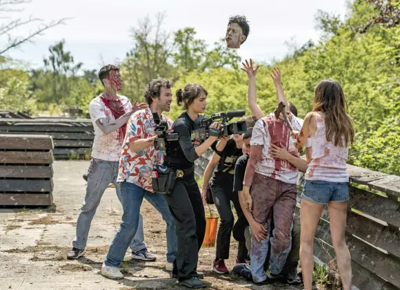Elokuva-arvostelu: Veri roiskuu zombiparodiassa – kieli poskessa tehty Final Cut on päätöntä menoa