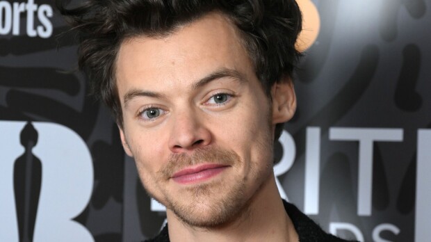 Harry Styles paratiisilomalla tyttöystävänsä kanssa – paidaton kuva