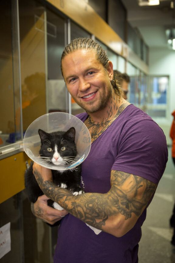 Petteri Avilia muistetaan Hunks-tanssija. Kuvassa hän on vierailemassa Helsingin eläinsuojeluyhdistyksen tiloissa vuonna 2015.
