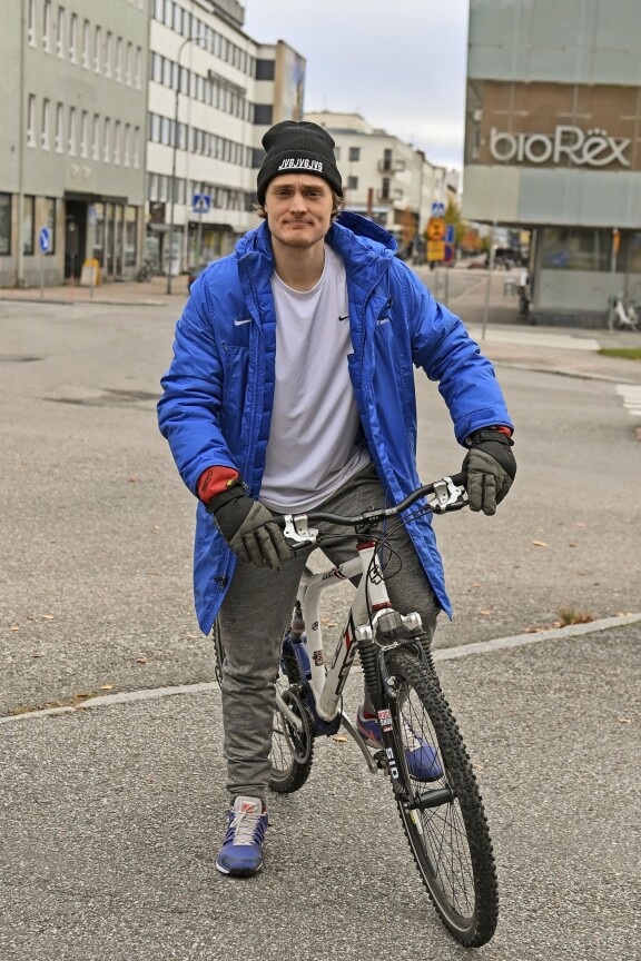 Leevi Selänne on kuin ilmetty Teemu-isänsä. Hän tosin liikkuu loistoautojen sijaan fillarilla.
