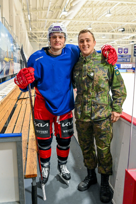 Eetu ja Leevi Selänne pelaavat jääkiekkoa divaritasolla Kajaanin Hokissa. – Yritämme päästä niin pitkälle kuin rahkeet riittävät.