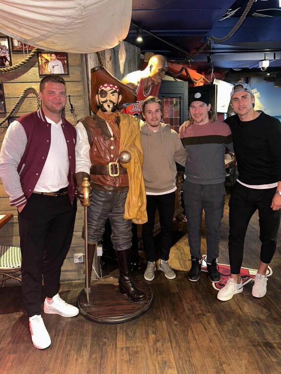 Teemu Hartikainen, Henrik Haapala, Sami Vatanen ja Valtteri Filppula ravintola Hookissa.