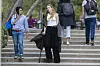Viimeisimmissä paparazzikuvissa Amber tukeutuu yhä kainalosauvaan.