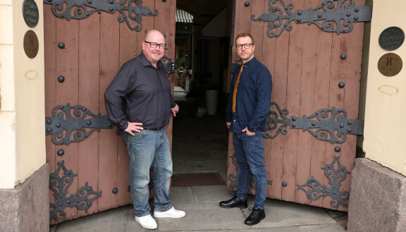 Sarjan käsikirjoittaja-ohjaaja RIku Suokas ja ohjaaja Lauri Nurkse. 20231023 Helsinki Lahti 2001 pressi. Kuvassa Riku Suokas ja Lauri NurkseKuva: Tomi Natri