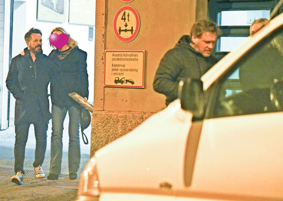 Leri lähti illallispaikasta oman sydänkäpysensä kanssa jättäytyen taktisesti Samulin ja Riikan taakse. Muusikot ovat jo vuosikymmeniä olleet toistensa parhaimpia kavereita.