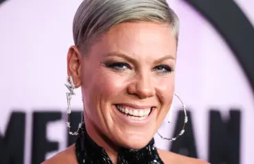 Pink avoimena rankasta teini-iästään: käytti huumeita, myi niitä ja sai potkut koulusta