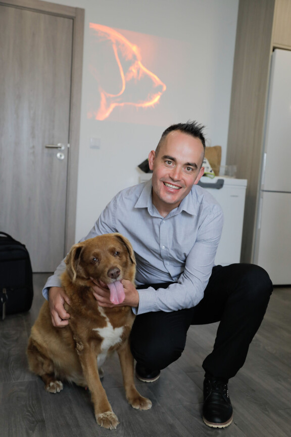 Tässä Bobi poseeraa Leonel-isäntänsä kainalossa 31-vuotisjuhlissaan.