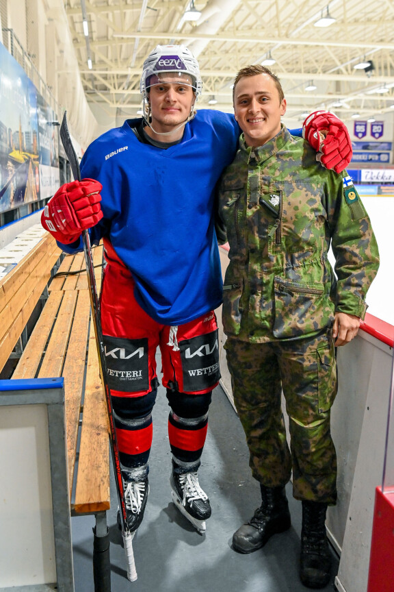 Eetu ja Leevi Selänne pelaavat jääkiekkoa divaritasolla Kajaanin Hokissa. – Yritämme päästä niin pitkälle kuin rahkeet riittävät.