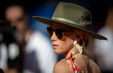 Auts! Mitä tapahtui Valtteri Bottaksen Tiffany-rakkaan polville? Katso kuvat!