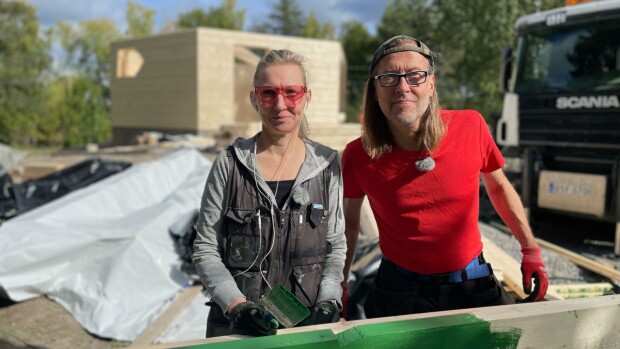 Li Anderssonin isä menettää hermonsa tv:ssä - tällainen on poikkeuksellinen taideteos-koti
