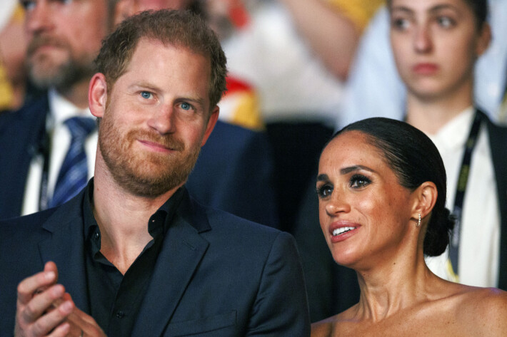Sussexin herttuapari seurasi tämän vuoden pelien päättäjäisseremoniaa hilpeinä. Sussexin herttuapari seurasi tämän vuoden pelien päättäjäisseremoniaa hilpeinä.