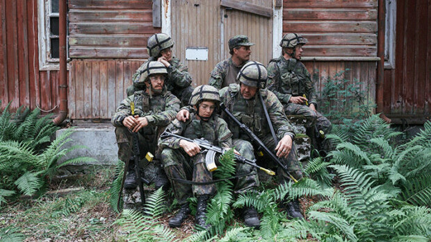 Marja Kihlström puhkeaa kyyneliin tv:ssä käytettyään oikeaa asetta: 'Mua pelotti niin hirveästi' Komppania Ketonen & Gustafsberg