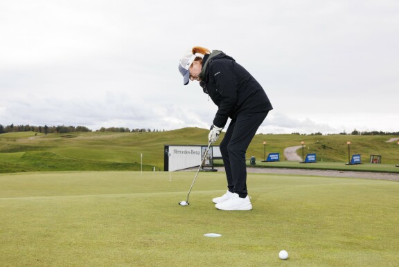 Tommi hakee golfkentältä hyvää fiilistä arkeen. – Pallo nyt menee, minne menee, Tommi nauraa.