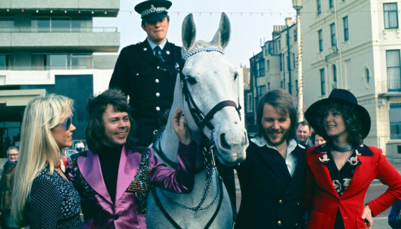 ABBA ja heppa sekä kyttä. Brightonissa juhlittiin Euroviisuvoittovuonna 1974. Vasemmalla Agnetha, Björn, oikealla Benny ja Anni-Frid.