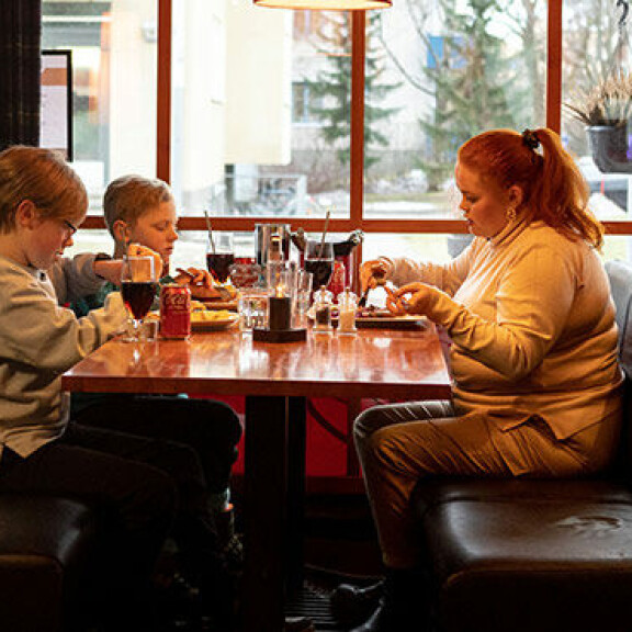 Näin syöpää sairastava Sirkku käytti hulppean viikkobudjettinsa Rikkaissa ja rahattomissa – pääsi toteuttamaan pitkäaikaisen haaveensa rikkaat ja rahattomat