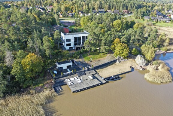 Jani Hurmeen lottovoittajalle kauppaama ökytalo sijaitsee paraatipaikalla. Rannan kruunaa oma hiekkaranta.