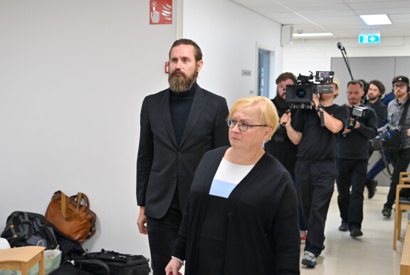 Mystinen kuvausryhmä seurasi Tähkää käräjäoikeudessa. Kuvassa näkyy myös Tähkän avustaja Riitta Leppiniemi.