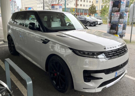 Mikko parkkeerasi vasta viime kuussa käyttöönotetun Range Rover Sportin ökymaasturinsa Helsingin Tennispalatsin edustalle.