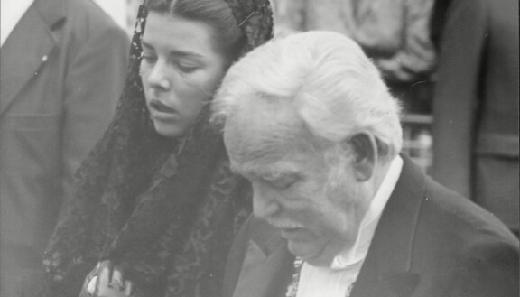 Äitinsä ruhtinatar Gracen hautajaisissa 1982 Caroline kulki musta suruhuntu päässään murtuneen isänsä rinnalla. Rainier ei koskaan oikein toipunut näistä hautajaisista, mutta esikoistytär oli hänelle tästä eteenpäin entistäkin tärkeämpi tuki.