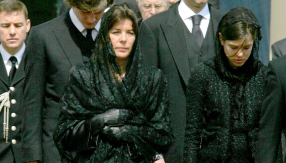Caroline ja Charlott-tytär ruhtinas Rainierin hautajaissa 2005.