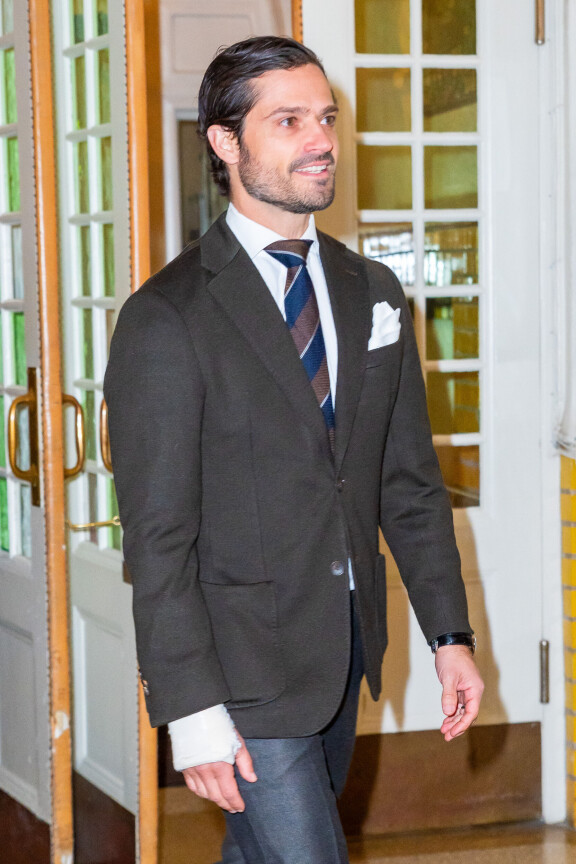 Prinssi Carl Philip on loukannut kätensä.