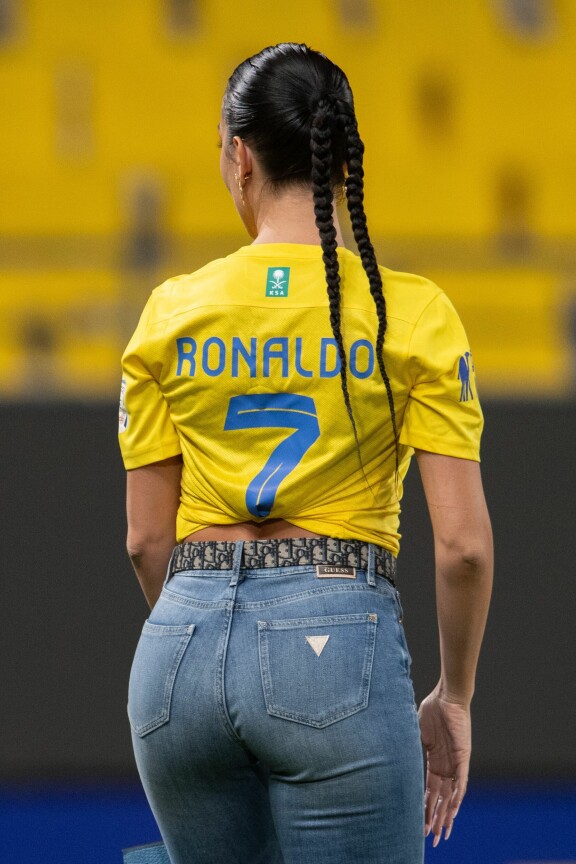 Guess on Georginan yhteistyöbrändi. Hän osaa maksimoida logon näkyvyyden. Ronaldo-fanit arvostavat paitaa, mutta perinteiset saudit eivät ehkä sen piukeutta.