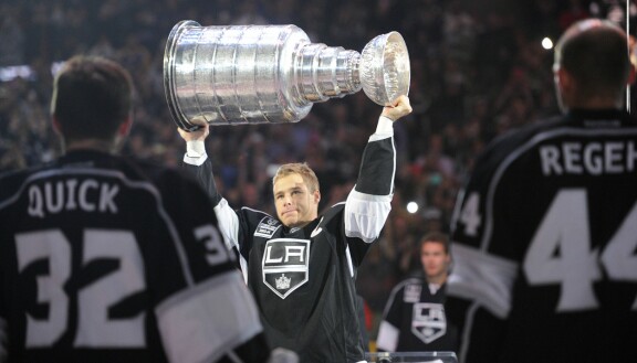 Vaan kuinkas kävikään? LA Kings ja Dustin Brown juhlivat Stanley Cup -mestaruutta 2014.