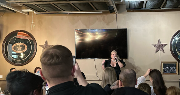 Yli sata tuksufania saapui paikalle todistamaan Johannan legendaarista paluukeikkaa.