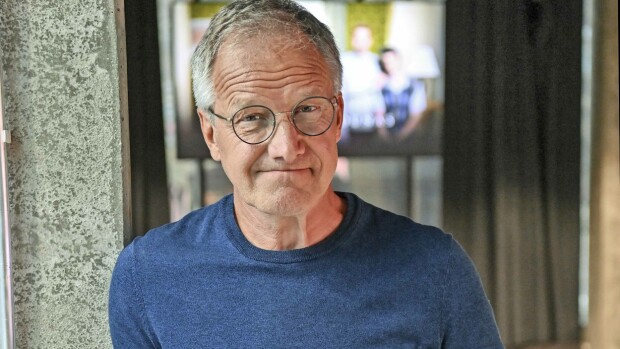 Taneli Mäkelälle komiikka on työn takana: ”En ole luonnostani hauska” Taneli Mäkelä hymyilee lähikuvassa