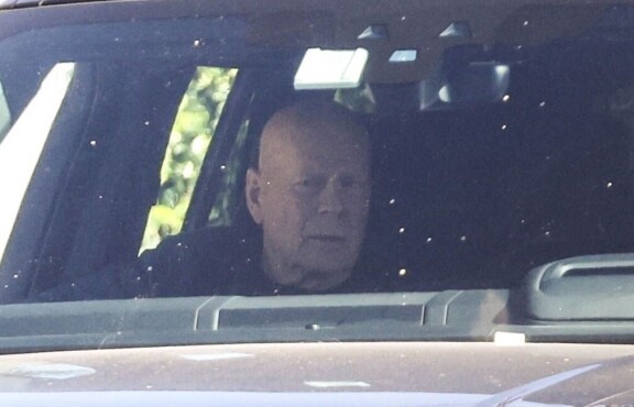 Bruce tutkaili tarkkaavaisesti ympäristöään auton ikkunasta.