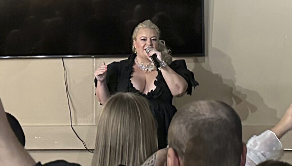 28.10. 2023, Helsinki, Laajasalo.Johanna Tukiainen esiintyi Laajasalossa.Seiska/Monica Ollas.