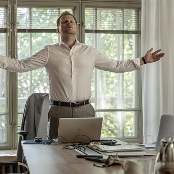 Rikosdraamassa Kansan vihollinen Antti esittää kryptovaluuttabisneksiin sekaantunutta liikemiestä. Kansan vihollinen