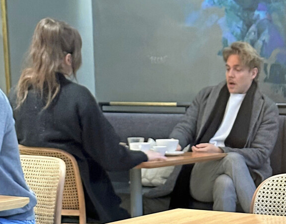 Behmillä ja Akulla riitti pulinaa aamupalan ääressä. Akulla oli käytöstavat hukassa, sillä hän söi takki päällä aamiaista.