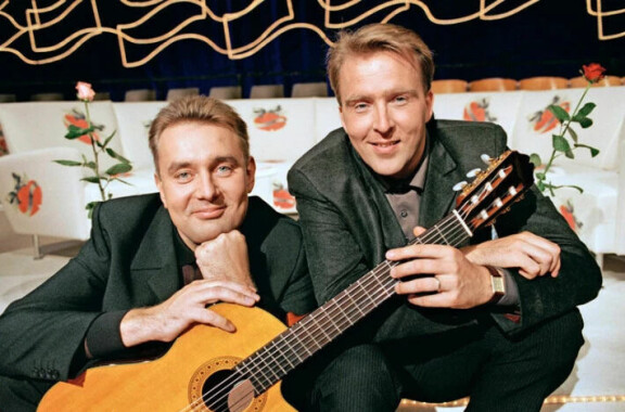 Timo Koivusalo ja Joel Hallikainen Tuttu Juttu Show'n lavasteissa vuonna 1999.