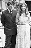 Yli 25 vuotta sitten eronneiden Andrew'n ja Sarahin erikoinen kämppissuhde puhuttaa. Kuva vuodelta 1984.