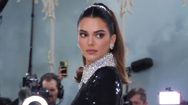 Kendall Jenner ikuistettiin kymppitonnin saappaissa huoltoasemalla - kuvat