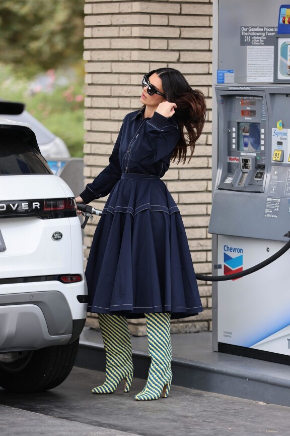 Menovettä Range Roverille. Kendall yllätti tankkaamalla itse autonsa. Huomaa mekon denim-henkiset tikkaukset.