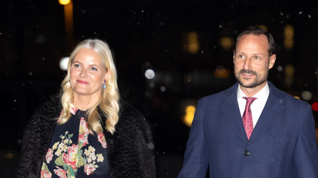 Norjan prinssi Haakon ja Mette-Marit taas julkisuudessa - upea gaala-asu!