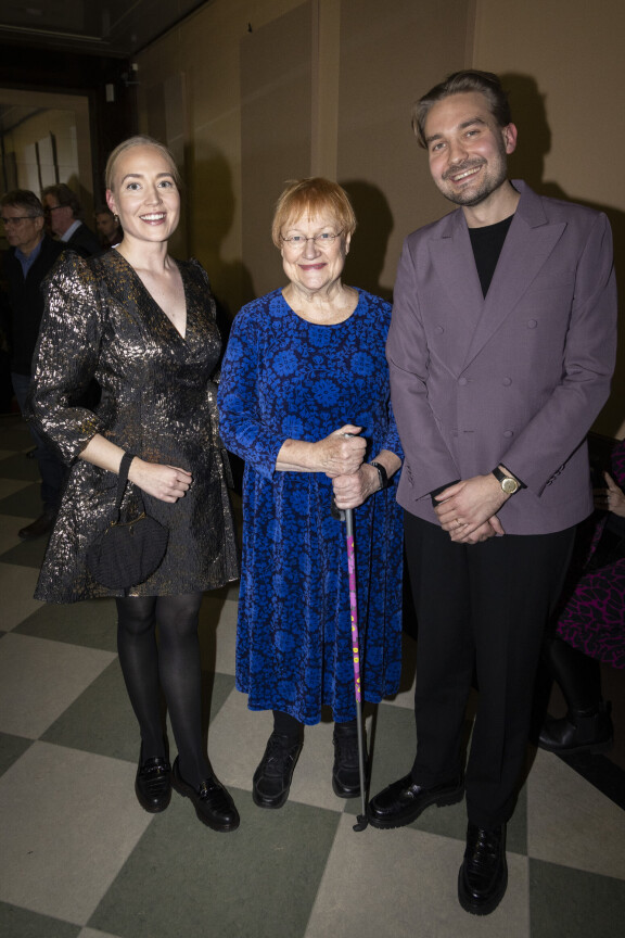 Presidentti Tarja Halonen kuvattuna Merika ja Severi Koivusalon rinnalla.