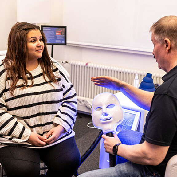 Aliisa kokeilee kylmähoitoa. rikkaat ja rahattomat