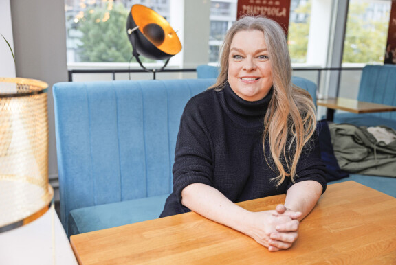 Sisäilmaa-sarjan syntymisessä oli Elinalla iso osa. – Kerroin Tiina Lymille, että työhuoneeni ikkunasta näkyi, kun TE-toimistoa purettiin. Että onpa siinä yhteiskunnan kuva, kun TE-toimisto on niin homeessa, että se pitää purkaa. Siitä se varmaan lähti.