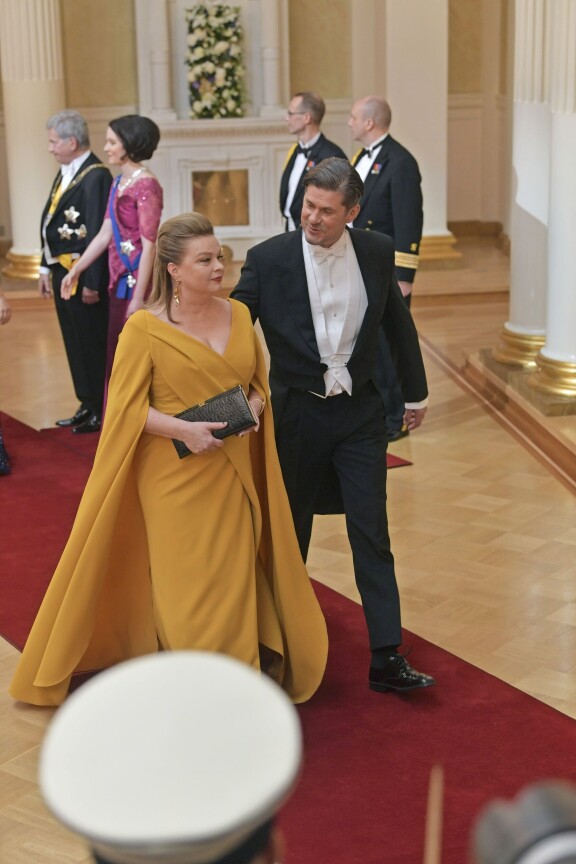 Elina ja Tommi edustivat tyylikkäinä Linnan juhlissa vuonna 2019.