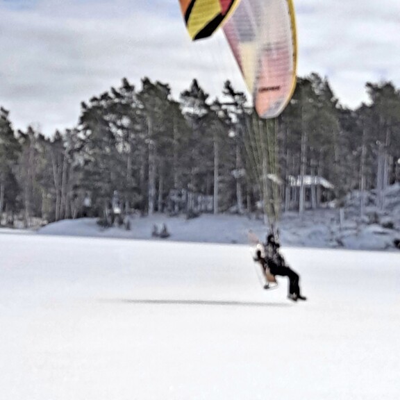 Robin Packalen suoritti laskuvarjohyppykurssin Floridassa 2017. Sittemmin hän mieltyi moottoroituihin liitovarjoihin.