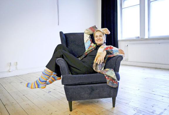 Kun Laura palaa työpäivän jälkeen kahvilasta kotiin, lastenhoitaja vapautuu. Iltaisin hän puuhaa äitinä.