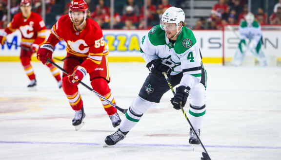 Miro Heiskanen oli viime yön NHL-kierroksella vauhdissa Calgary Flamesia vastaan.